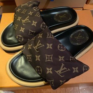 Louis Vuitton Signature Slides Sz40 100% authentic